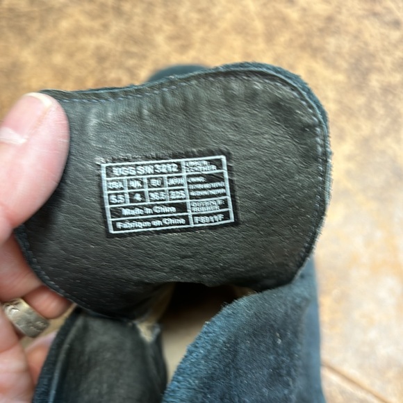 UGG Booties EUC - Picture 3 of 4